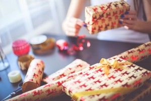Christmas Gift wrap Service- Image via Viktor Janacek/Freepik